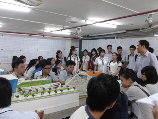 Nhiều trường THPT đến tham quan HUTECH trước giờ  G 45