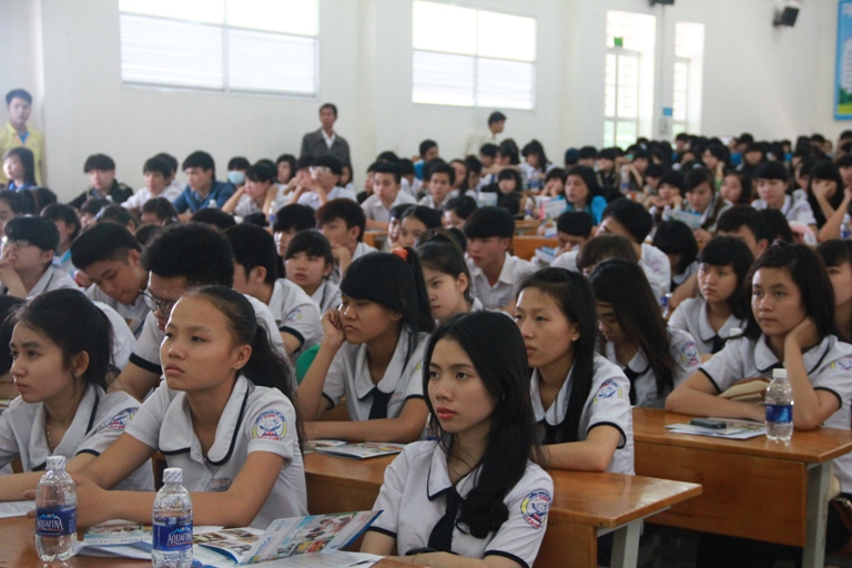 Nhiều trường THPT đến tham quan HUTECH trước giờ  G 6