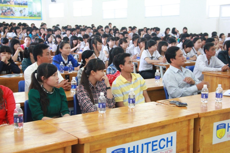 Nhiều trường THPT đến tham quan HUTECH trước giờ  G 15