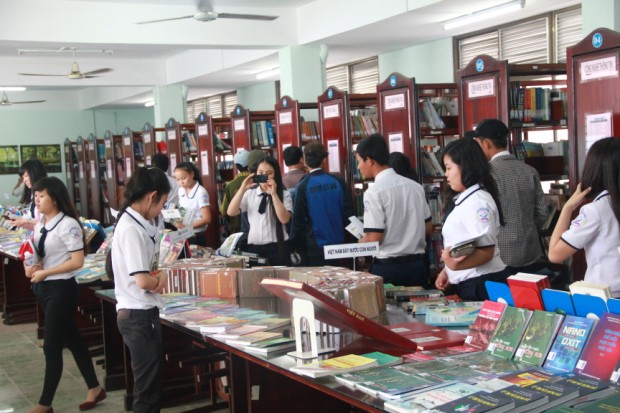 Nhiều trường THPT đến tham quan HUTECH trước giờ  G 26