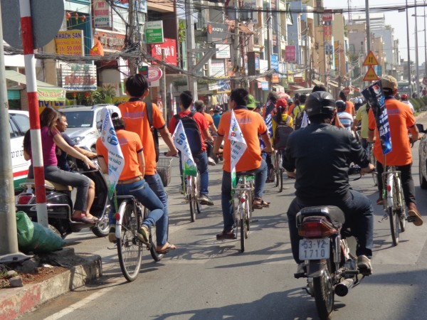 SV HUTECH vẽ tranh cổ động hưởng ứng chiến dịch Giờ Trái đất 2014 47