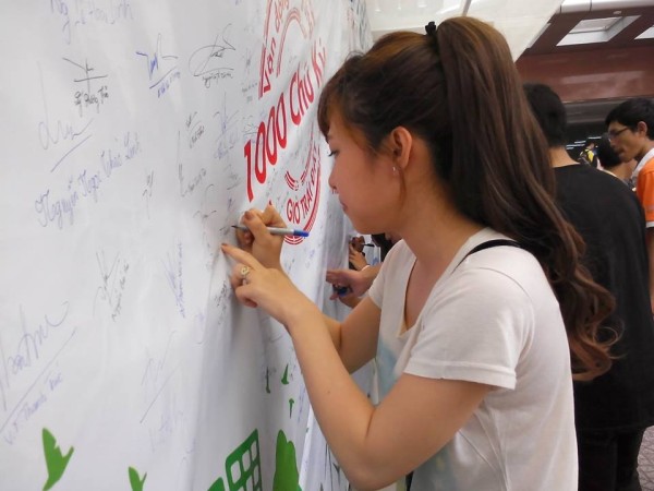 SV HUTECH vẽ tranh cổ động hưởng ứng chiến dịch Giờ Trái đất 2014  41