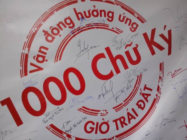 SV HUTECH vẽ tranh cổ động hưởng ứng chiến dịch Giờ Trái đất 2014  38