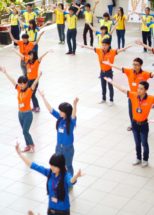 Tuổi trẻ HUTECH trình diễn Flashmob mừng sinh nhật Đoàn  18