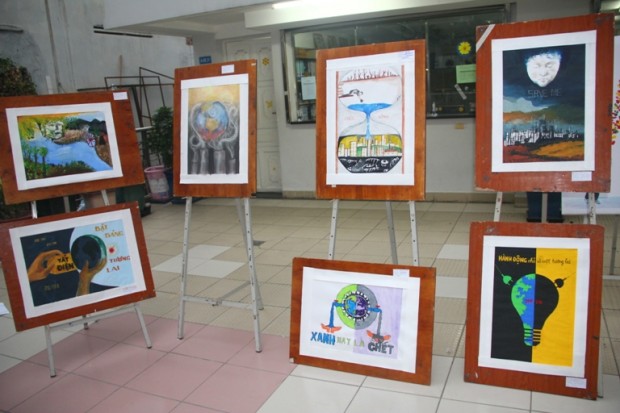 SV HUTECH vẽ tranh cổ động hưởng ứng chiến dịch Giờ Trái đất 2014  6