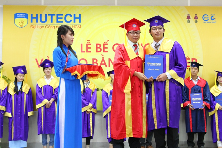 Sinh viên Khoa QTKD, C-Đ-ĐT và CNSH – TP – MT nô nức trong ngày nhận bằng tốt nghiệp Đại học 13