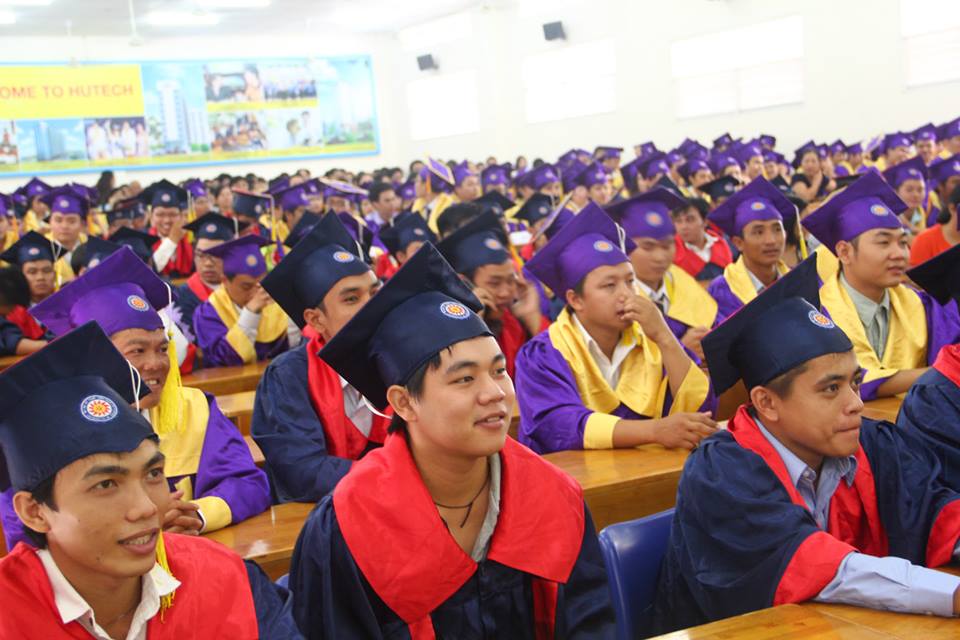 Sinh viên các khoa Ngoại ngữ, KT-MT, CNTT, KT-TC-NH và Xây dựng vinh dự nhận bằng tốt nghiệp 34