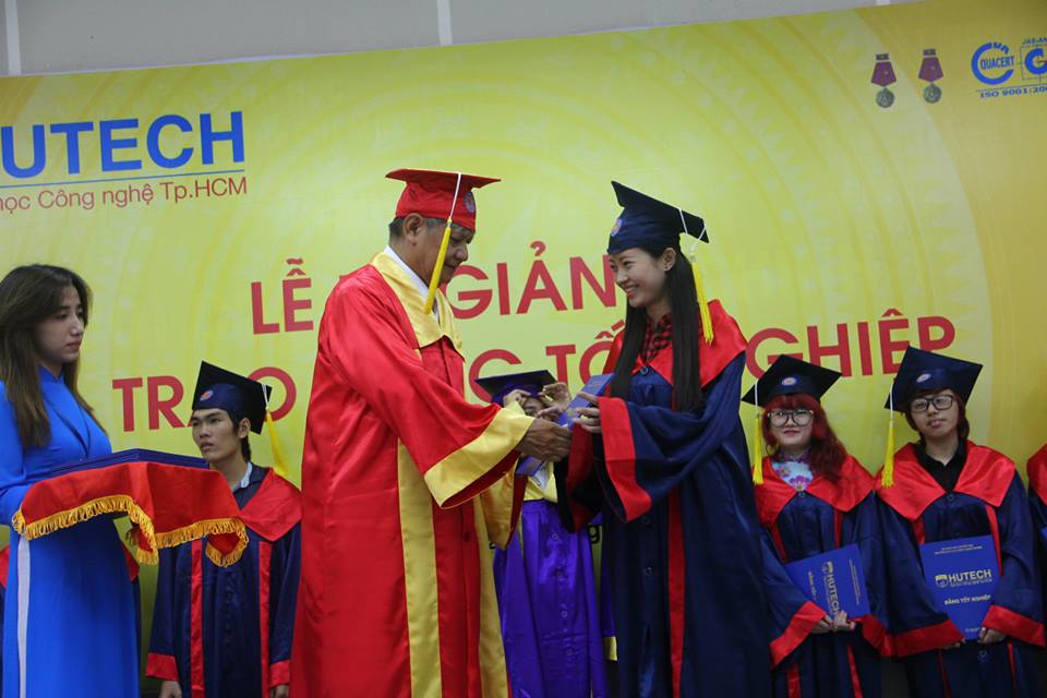 Sinh viên các khoa Ngoại ngữ, KT-MT, CNTT, KT-TC-NH và Xây dựng vinh dự nhận bằng tốt nghiệp 38