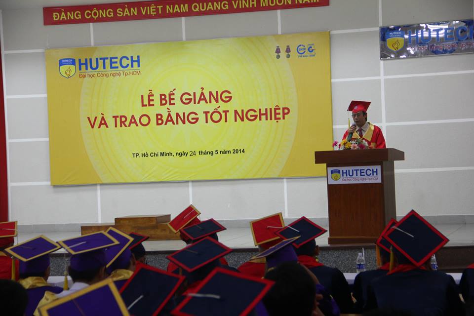 Sinh viên các khoa Ngoại ngữ, KT-MT, CNTT, KT-TC-NH và Xây dựng vinh dự nhận bằng tốt nghiệp 40