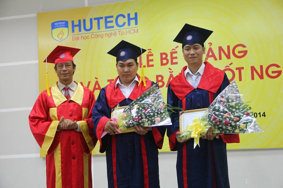 Sinh viên các khoa Ngoại ngữ, KT-MT, CNTT, KT-TC-NH và Xây dựng vinh dự nhận bằng tốt nghiệp 5