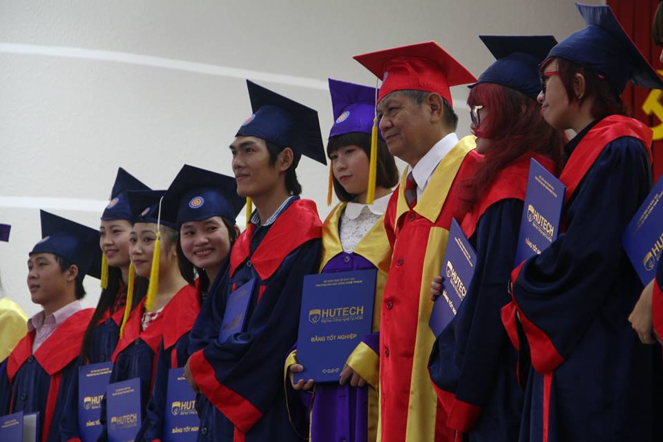 Sinh viên các khoa Ngoại ngữ, KT-MT, CNTT, KT-TC-NH và Xây dựng vinh dự nhận bằng tốt nghiệp 42