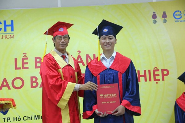 Sinh viên nhận khen thưởng vì đạt thành tích cao trong học tập - 24/05/2014 15