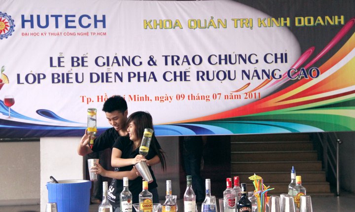 Bế giảng và Trao chứng chỉ cho 16 học viên hoàn thành lớp "Biểu diễn pha chế rượu nâng cao" 12