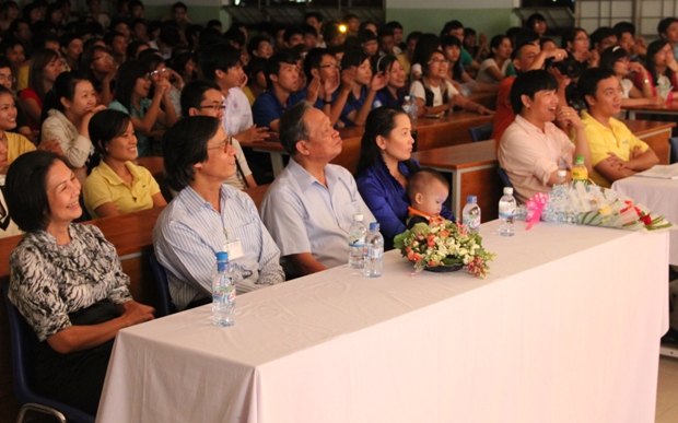 Sôi động đêm nhạc chào mừng Quốc khánh 2-9 và đón tân sinh viên khoa Cao đẳng Thực hành HUTECH 12