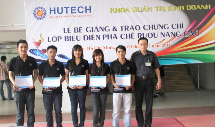 Bế giảng và Trao chứng chỉ cho 16 học viên hoàn thành lớp "Biểu diễn pha chế rượu nâng cao" 17
