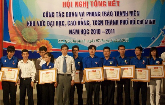Trung Ương Đoàn tặng bằng khen cho Đoàn trường HUTECH 9