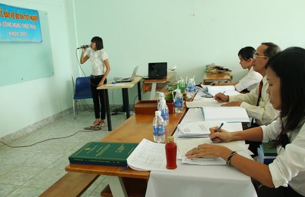 Khoa Công nghệ Thực phẩm tổ chức Lễ bảo vệ đồ án tốt nghiệp cho sinh viên 4
