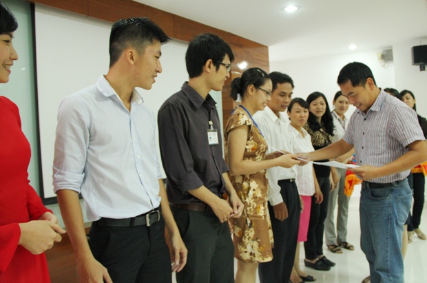 HUTECH trao chứng nhận hoàn thành lớp Nghệ thuật giao tiếp cho cán bộ, giảng viên, nhân viên 4