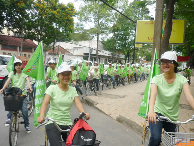 “Vòng quay xanh” của sinh viên tình nguyện HUTECH đến với người dân trên địa bàn thành phố 5
