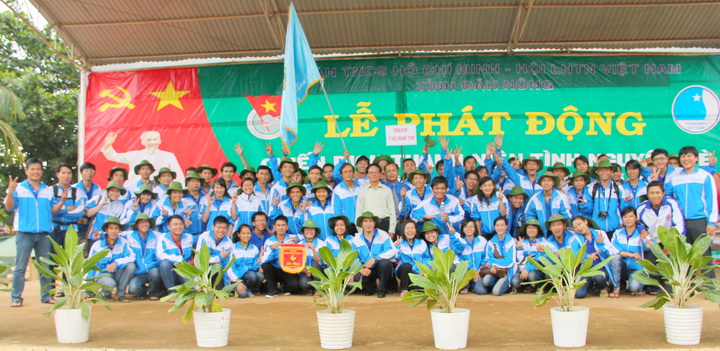Nồng ấm nghiã tình ngày giao quân tình nguyện Mùa hè xanh HUTECH 2011 tại mặt trận Đăk Nông 10