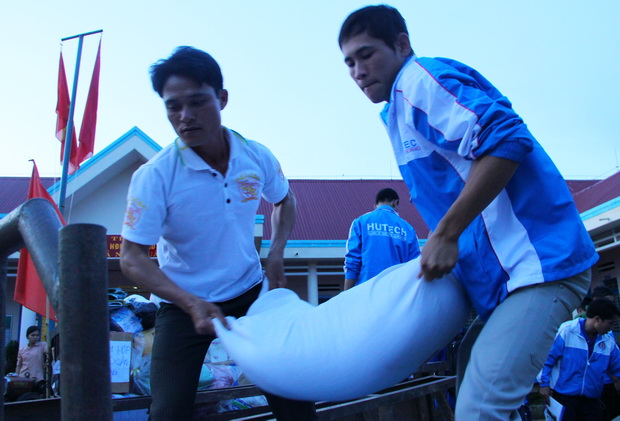 Nồng ấm nghiã tình ngày giao quân tình nguyện Mùa hè xanh HUTECH 2011 tại mặt trận Đăk Nông 16