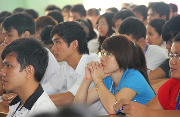 Đông đảo tân sinh viên khoa Cao đẳng Thực hành tham gia sinh hoạt công dân sinh viên đầu khoá 2011 15
