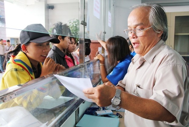 Học sinh khoa Trung cấp rộn ràng làm thủ tục nhập học 11