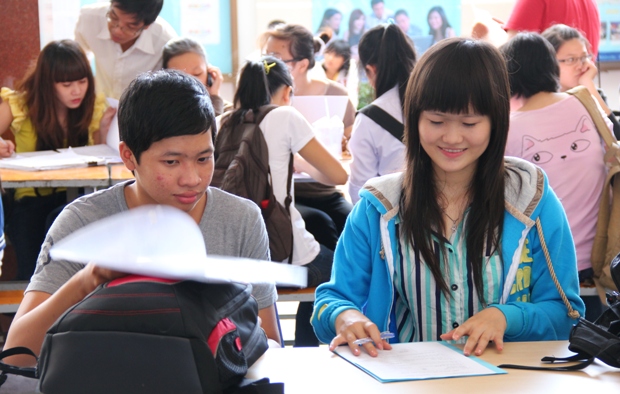 Học sinh khoa Trung cấp rộn ràng làm thủ tục nhập học 4