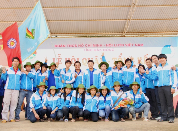 Chiến sĩ Mùa hè xanh HUTECH tại mặt trận Đăk Nông tham gia Lễ hội quân 11