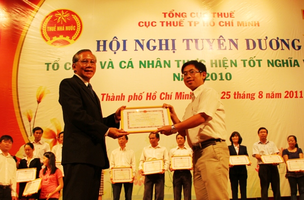 HUTECH nhận bằng khen của Cục trưởng Cục thuế trao tặng 5