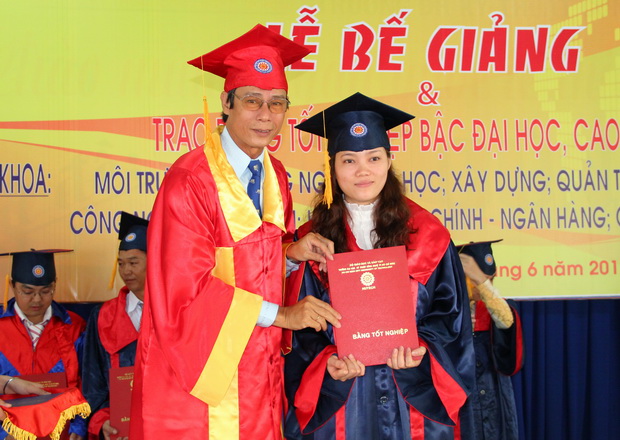 HUTECH graduates at the Convocation  on 11 June 2011 4