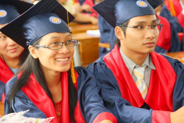Tân kỹ sư, cử nhân các khoa Quản trị kinh doanh, Cơ–Điện–Điện tử, Công nghệ thực phẩm, Xây dựng nhận 4