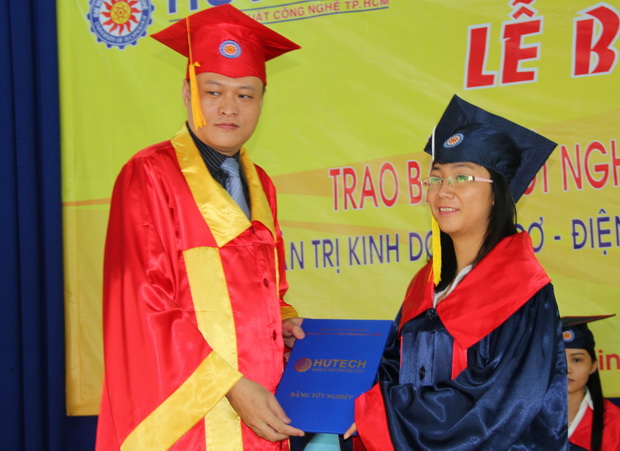 Tân kỹ sư, cử nhân các khoa Quản trị kinh doanh, Cơ–Điện–Điện tử, Công nghệ thực phẩm, Xây dựng nhận 10