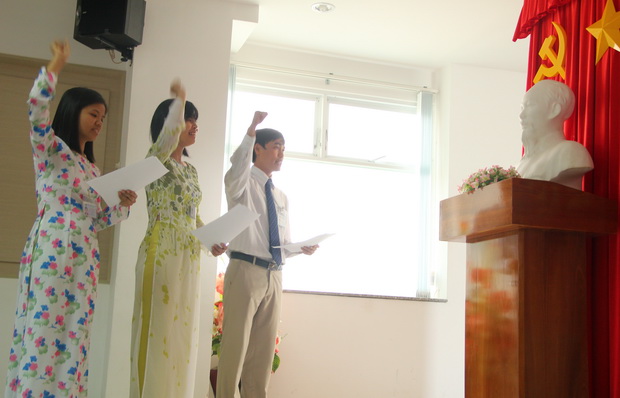 3 quần chúng ưu tú là cán bộ HUTECH vinh dự được kết nạp Đảng 24