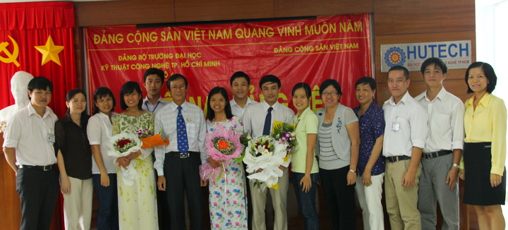 3 quần chúng ưu tú là cán bộ HUTECH vinh dự được kết nạp Đảng 35