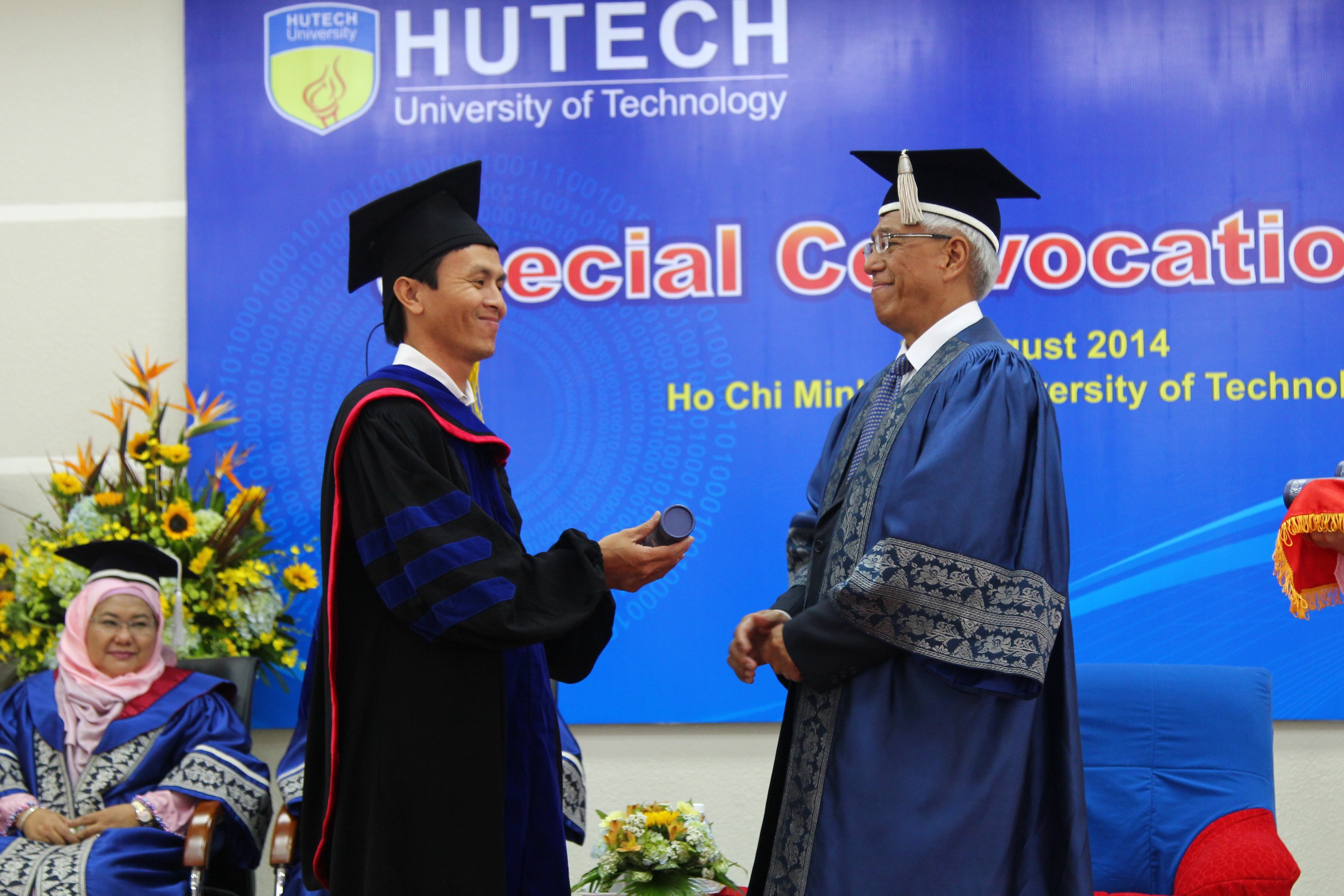 OUM và HUTECH trao bằng MBA cho các tân Thạc sỹ Quản trị kinh doanh Quốc tế 38