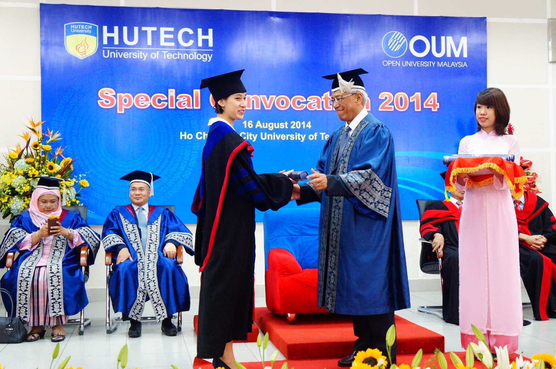 OUM và HUTECH trao bằng MBA cho các tân Thạc sỹ Quản trị kinh doanh Quốc tế 15