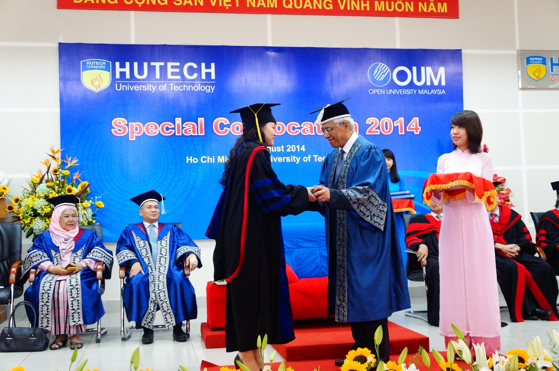 OUM và HUTECH trao bằng MBA cho các tân Thạc sỹ Quản trị kinh doanh Quốc tế 36