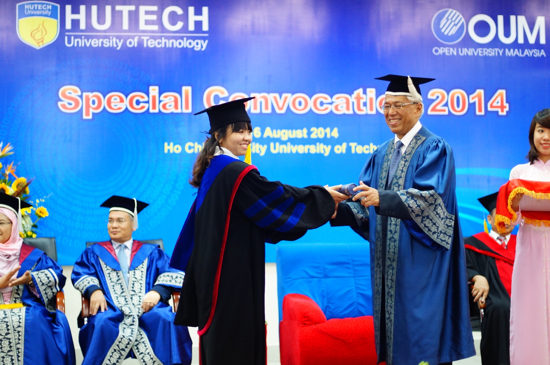 OUM và HUTECH trao bằng MBA cho các tân Thạc sỹ Quản trị kinh doanh Quốc tế 40