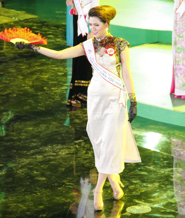 Chung khảo Hoa hậu Các dân tộc Việt Nam 2011: Thí sinh HUTECH rạng ngời trong các bộ trang phục 25