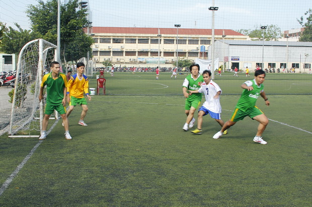 Các trận đấu kịch tính giải Bóng đá “HUTECH mừng xuân 2012” xác định 4 gương mặt vào Vòng Bán kết 5
