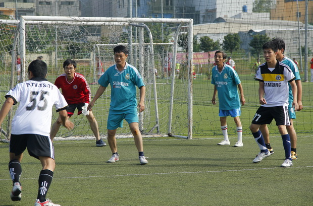 Các trận đấu kịch tính giải Bóng đá “HUTECH mừng xuân 2012” xác định 4 gương mặt vào Vòng Bán kết 9