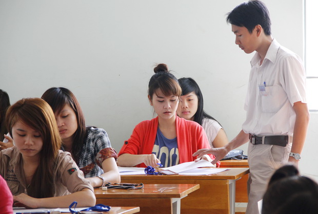 Sinh viên các khóa 08, 09, 010 hệ chính quy ban ngày của HUTECH nô nức với kỳ thi Học kỳ 1 (2011-201 11
