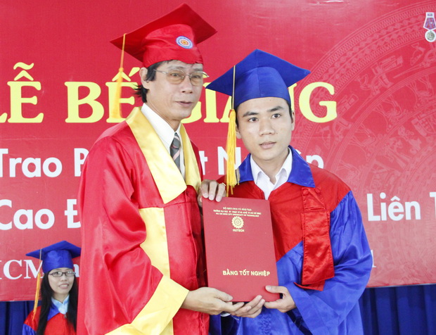 Gần 1000 tân cử nhân, kỹ sư các khoa vinh dự nhận bằng tốt nghiệp 4