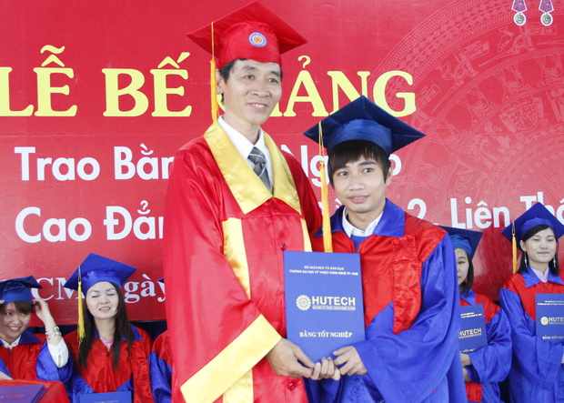 Gần 1000 tân cử nhân, kỹ sư các khoa vinh dự nhận bằng tốt nghiệp 10