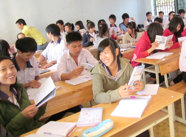 Học sinh các tỉnh Đồng Nai, Bà Rịa – Vũng Tàu, Bến tre vui mừng tiếp nhận thông tin tuyển sinh từ HU 10