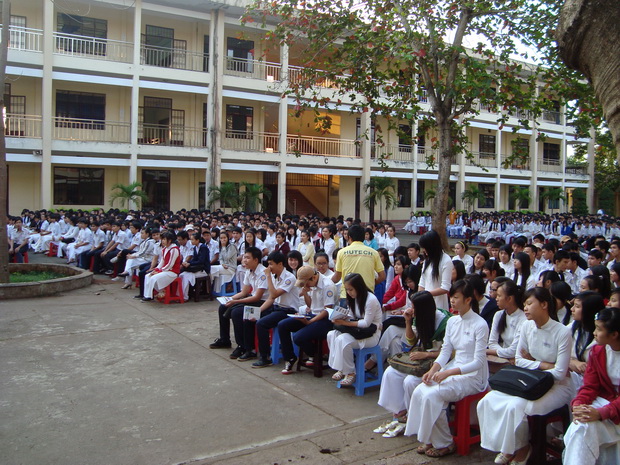 Học sinh các tỉnh Đồng Nai, Bà Rịa – Vũng Tàu, Bến tre vui mừng tiếp nhận thông tin tuyển sinh từ HU 4