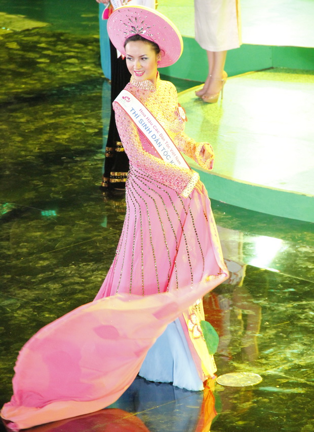 Chung khảo Hoa hậu Các dân tộc Việt Nam 2011: Thí sinh HUTECH rạng ngời trong các bộ trang phục 13