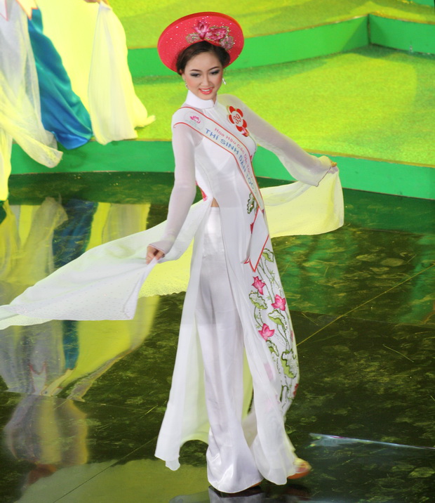 Chung khảo Hoa hậu Các dân tộc Việt Nam 2011: Thí sinh HUTECH rạng ngời trong các bộ trang phục 10