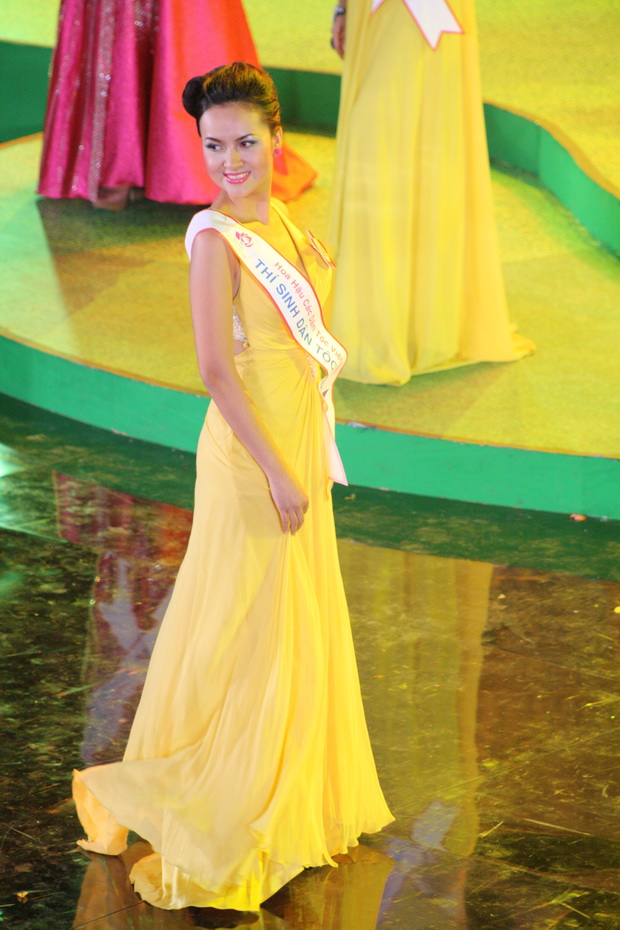 Chung khảo Hoa hậu Các dân tộc Việt Nam 2011: Thí sinh HUTECH rạng ngời trong các bộ trang phục 38